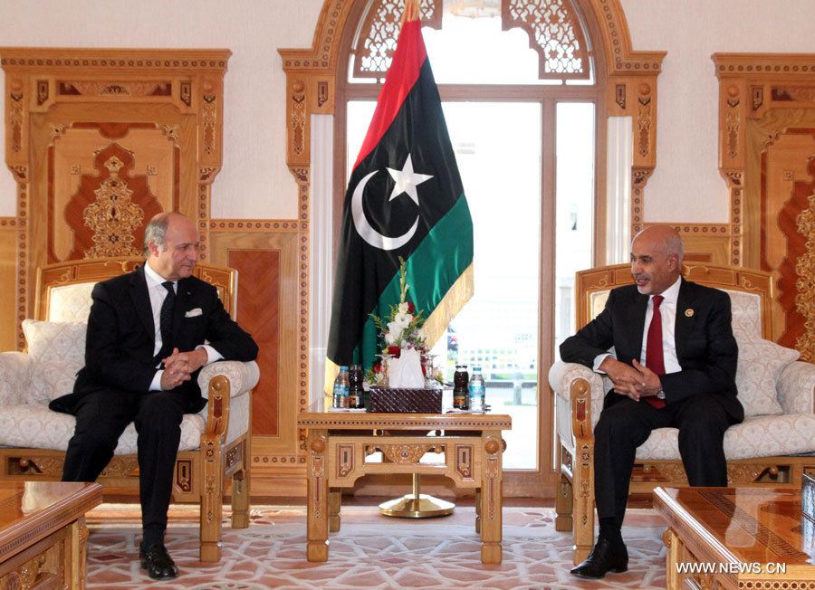 Rencontre entre le président du Congrès général national Mohamed Megarief (à droite) et le ministre français des Affaires étrangères Laurent Fabius (à gauche), à Tripoli, en Libye, le 12 novembre 2012.