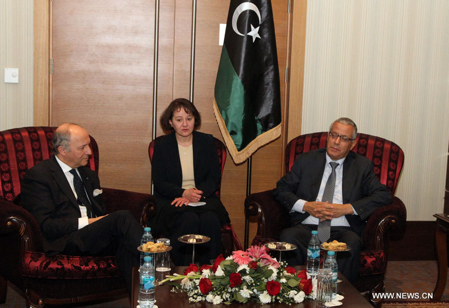 Rencontre entre le Premier ministre libyen Ali Zeidan (à droite) et le ministre français des Affaires étrangères Laurent Fabius (à gauche), à Tripoli, en Libye, le 12 novembre 2012.