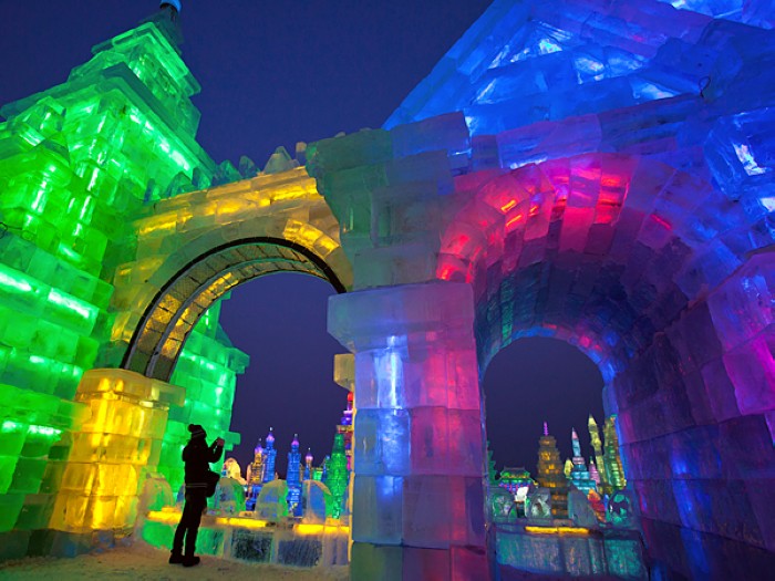 Le Festival des sculptures de glace et de neige à Harbin, ChineEn hiver, la région au nord-est de la Chine est toujours balayée le vent froid venu de Sibérie. C'est pourquoi Harbin (chef-lieu de la province du Heilongjiang, nord-est de la Chine) a une température hivernale moyenne avoisinant les -15°C. Pourtant, l'hibernation n'est pas le meilleur choix, car le Festival des sculptures de glace et de neige ouvrira le 5 janvier à Harbin pour une durée d'un mois. Harbin est d'ailleurs surnommée la « ville de glace ». Dans le cadre de cet événement, des amateurs de sculptures de glace et de neige venus des quatre coins du monde se rassembleront à Harbin pour dévoiler leurs talents. 