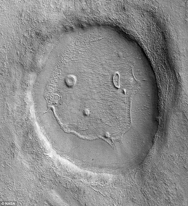 NASA/Mercure : un trou de météorite de la forme d'un sourire (5)