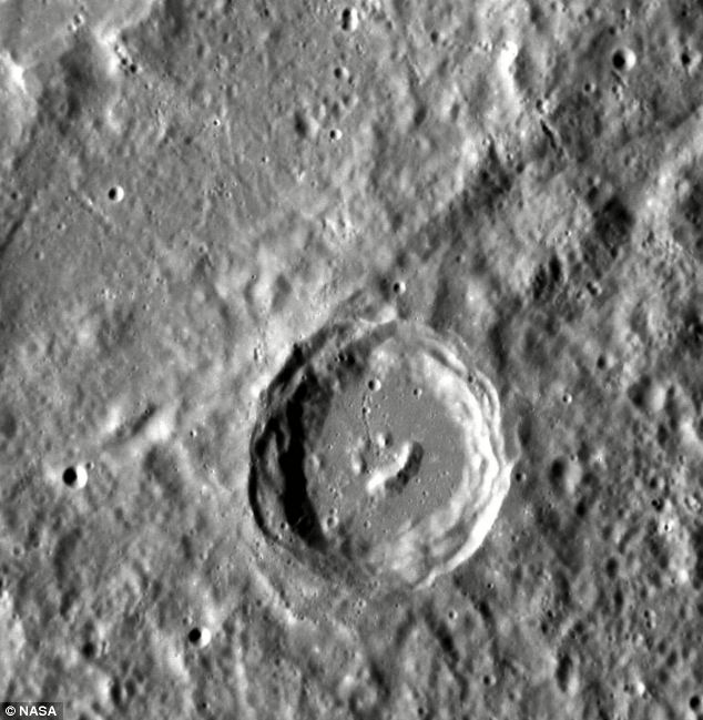 NASA/Mercure : un trou de météorite de la forme d'un sourire (3)