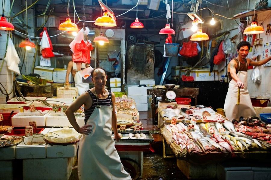 Un marché de fruits de mer à Hong Kong.