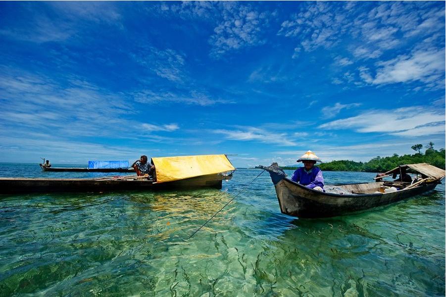 Les Bajau passent la plupart de leur temps à pêcher en mer, à bord de petits bateaux appelés « lepa lepa ».
