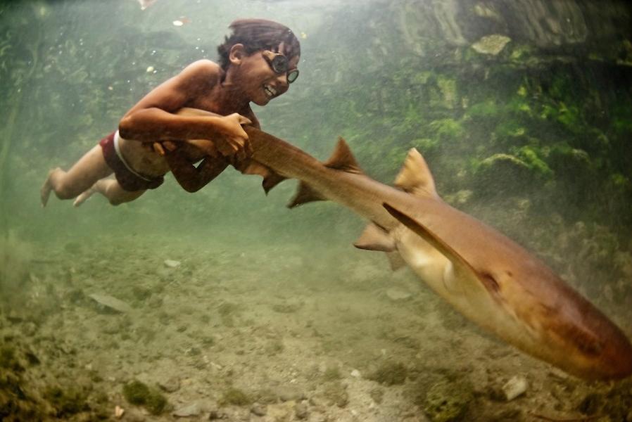 Pour les enfants des Bajau, la mer est le meilleur « terrain de sport ».
