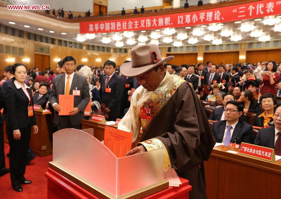 Un délégué dépose son bulletin de vote dans l'urne lors de la session de clôture du 18e Congrès national du Parti communiste chinois (PCC) au Grand Palais du Peuple à Beijing, en Chine, le 14 novembre 2012. Le congrès y a entamé mercredi matin sa session de clôture, au cours de laquelle le nouveau Comité central du PCC et la nouvelle Commission centrale de Contrôle de la Discipline seront élus. (Xinhua/Yao Dawei)