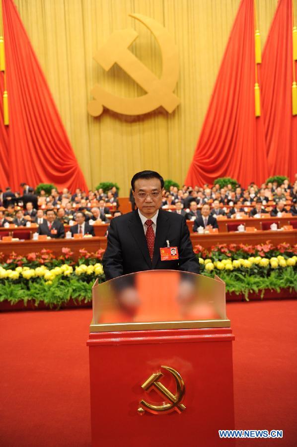 Li Keqiang dépose son bulletin de vote dans l'urne lors de la session de clôture du 18e Congrès national du Parti communiste chinois (PCC) au Grand Palais du Peuple à Beijing, en Chine, le 14 novembre 2012. Le congrès y a entamé mercredi matin sa session de clôture, au cours de laquelle le nouveau Comité central du PCC et la nouvelle Commission centrale de Contrôle de la Discipline seront élus. (Photo : Li Xueren) 