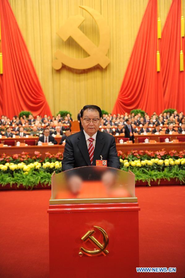 Li Changchun dépose son bulletin de vote dans l'urne lors de la session de clôture du 18e Congrès national du Parti communiste chinois (PCC) au Grand Palais du Peuple à Beijing, en Chine, le 14 novembre 2012. Le congrès y a entamé mercredi matin sa session de clôture, au cours de laquelle le nouveau Comité central du PCC et la nouvelle Commission centrale de Contrôle de la Discipline seront élus. (Photo : Li Xueren) 