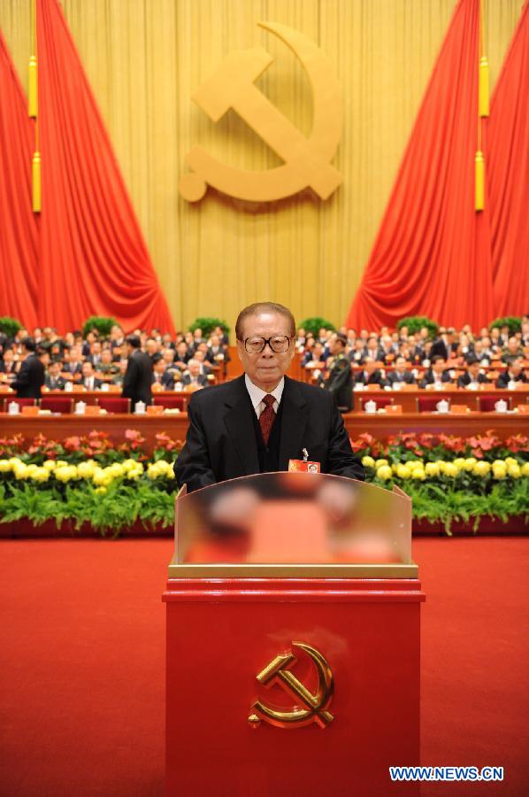 Jiang Zemin dépose son bulletin de vote dans l'urne lors de la session de clôture du 18e Congrès national du Parti communiste chinois (PCC) au Grand Palais du Peuple à Beijing, en Chine, le 14 novembre 2012. Le congrès y a entamé mercredi matin sa session de clôture, au cours de laquelle le nouveau Comité central du PCC et la nouvelle Commission centrale de Contrôle de la Discipline seront élus. (Photo : Li Xueren)