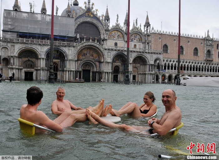 Le 11 novembre, quatre personnes nues se détendaient sur la place Saint-Marc inondée à Venise.