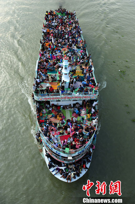 A Dhaka, au Bangladesh, des milliers de personnes rentrent chez eux en prenant le ferry, à la veille de la fête Aïd al-Fitr.