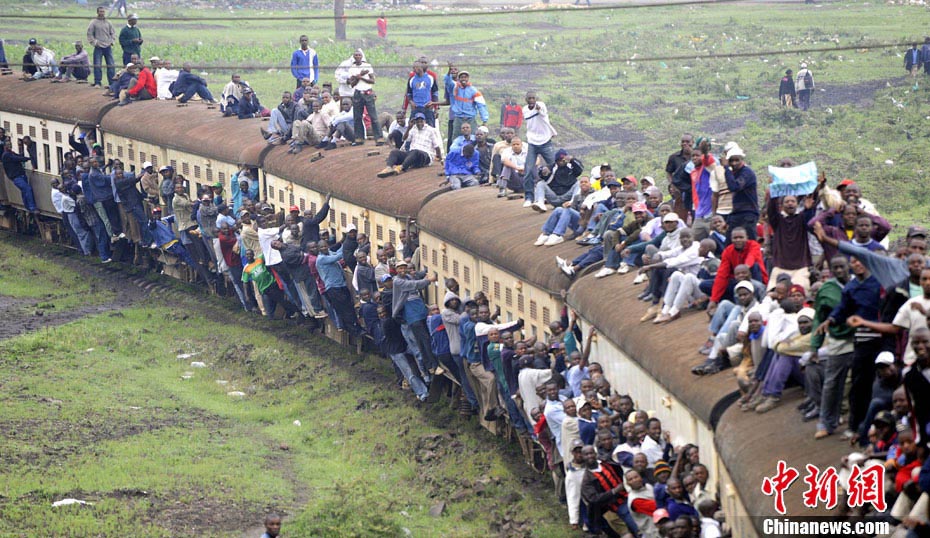 A Nairobi, au Kenya, en raison de l'embouteillage, beaucoup de locaux choisissent d'aller au travail en train. Voilà ce que cela donne...