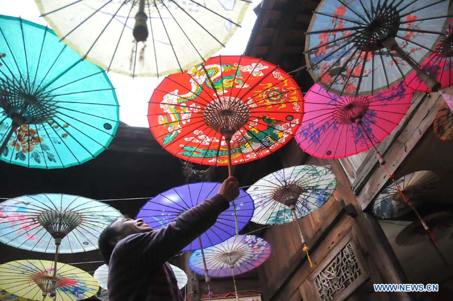 Chine : Parapluies De Papier Huilé Au Guizhou (3)