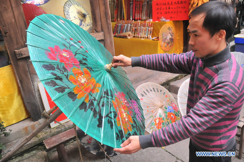 Un artisan d'un atelier de parapluies de papier huilé du district de Xixiu, à Anshun, ville de la province du Guizhou (sud-ouest), le 12 novembre 2012. Fabriqué en papier huilé et doté d'une armature en bambou, ce type de parapluie est un objet artisanal traditionnel chinois. Les techniques de fabrication du parapluie de papier huilé ont été introduites au Guizhou durant la dynastie Ming. (Photo : Huang Yong)
