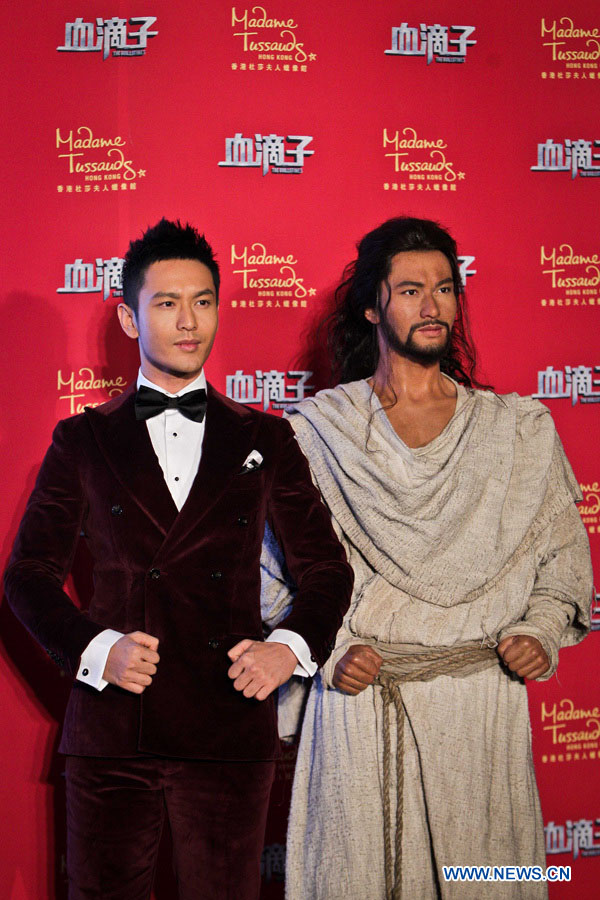 La photo prise le 13 novembre montre que l'acteur chinois Huang Xiaoming pose avec sa statue de cire. La statue a été dévoilée mardi à Beijing lors de la conférence de presse du film "The Guillotines", dans lequel il représente le rôle principal "Tian Lang". La statue s'installera chez Madame Tussauds à Hong Kong dans deux semaines.