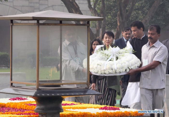 Inde : Aung San Suu Kyi rend hommage à Gandhi