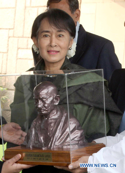 Inde : Aung San Suu Kyi rend hommage à Gandhi (2)