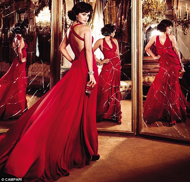 Penélope Cruz pose pour le calendrier Campari 2013 (11)