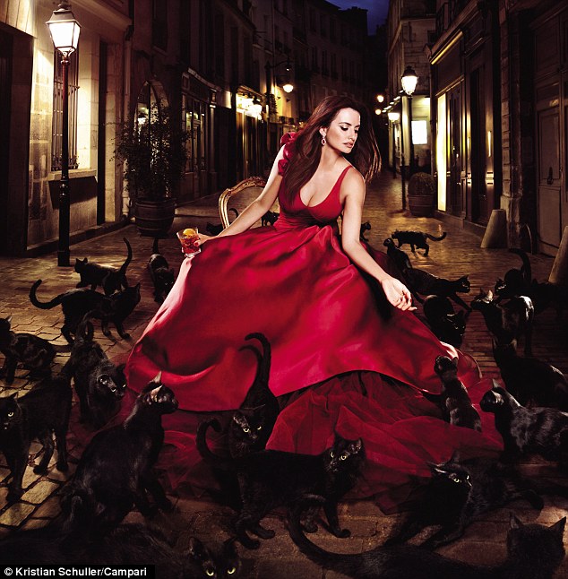 Penélope Cruz pose pour le calendrier Campari 2013 (10)