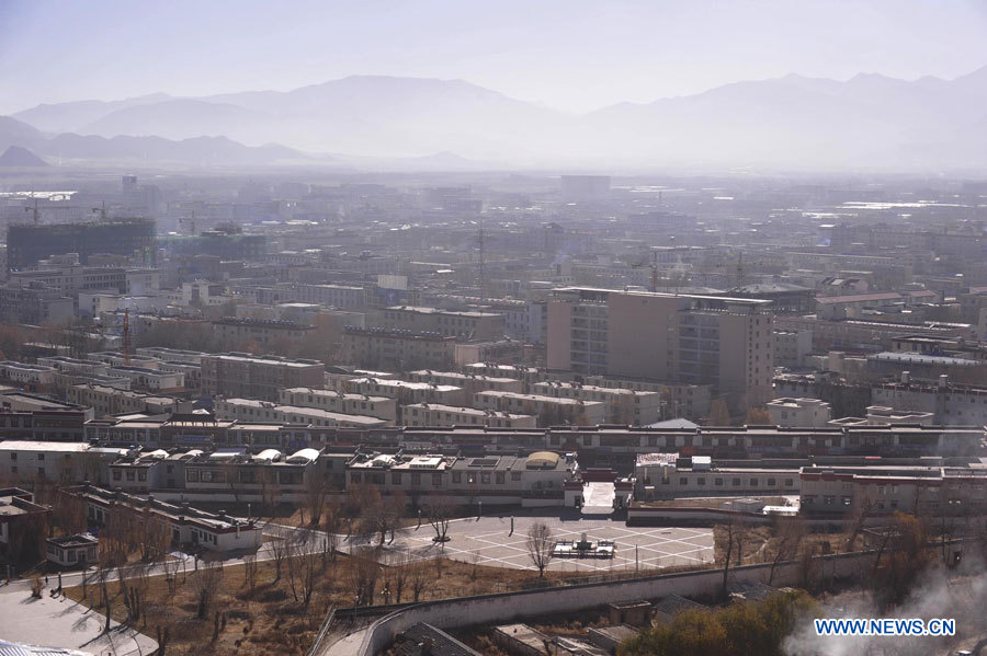 Vue de Xigaze, dans la région autonome du Tibet (sud-ouest), le 16 novembre 2012. Xigaze est la deuxième plus grande ville du Tibet. 