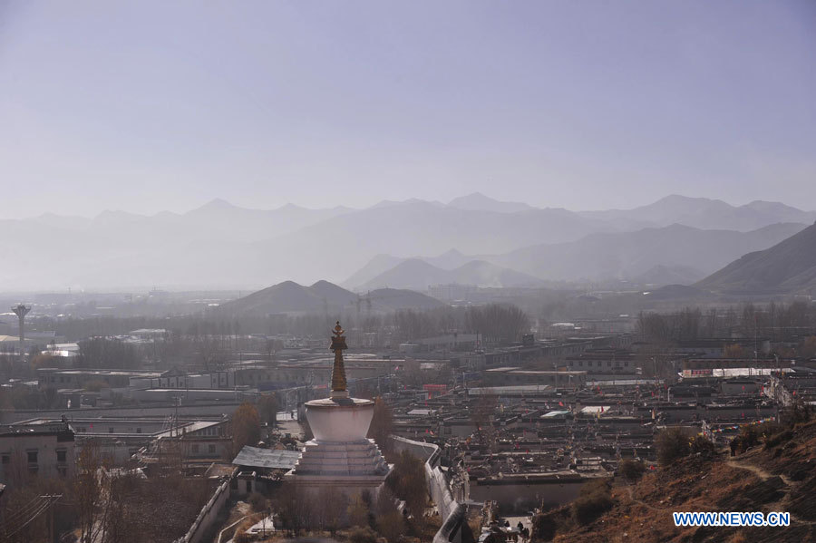Vue de Xigaze, dans la région autonome du Tibet (sud-ouest), le 16 novembre 2012. Xigaze est la deuxième plus grande ville du Tibet. 