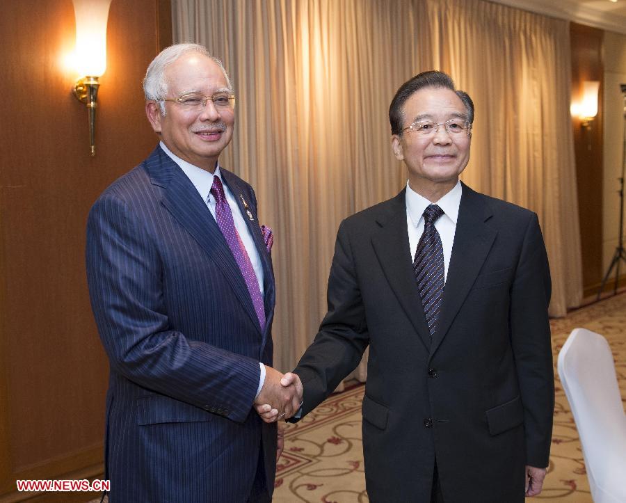 Le Premier ministre chinois Wen Jiabao (à droite) et le Premier ministre malaisien Najib Razak échangent une poignée de main à Phnom Penh, capitale du Cambodge, le 18 novembre 2012. Wen Jiabao participera à une série de réunions avec les dirigeants de l'Asie de l'Est du 18 au 21 novembre.