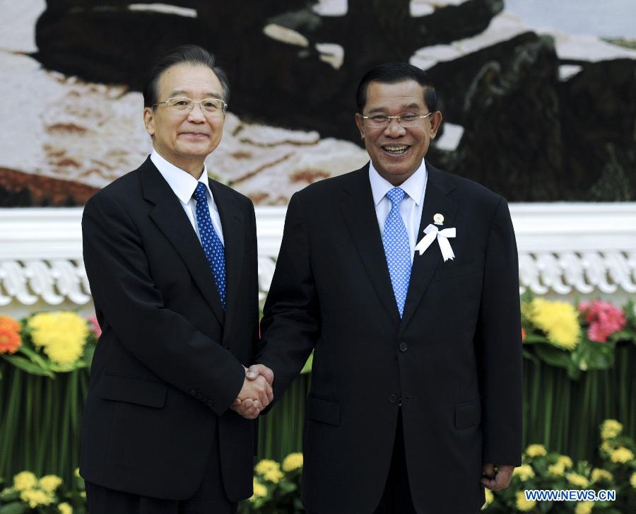 Le Premier ministre chinois Wen Jiabao (à gauche) serre la main à son homologue cambodgien Hun Sen à Phnom Penh, capitale du Cambodge, le 18 novembre 2012.
