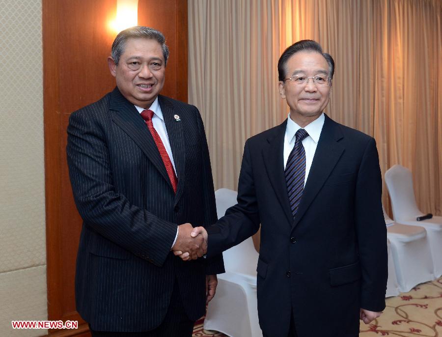 Le Premier ministre chinois Wen Jiabao (à droite) rencontre le président indonésien Susilo Bambang Yudhoyono à Phnom Penh, capitale du Cambodge, le 18 novembre 2012. Wen Jiabao participera à une série de réunions avec les dirigeants de l'Asie de l'Est du 18 au 21 novembre.