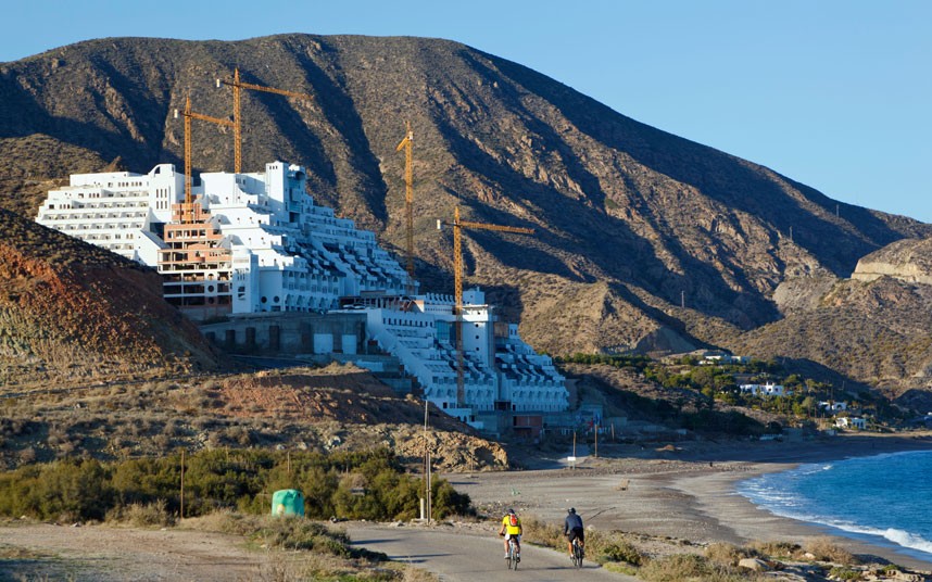 L'hôtel El Algarrobico, EspagneSitué dans la ville portuaire d'Almeria en Espagne, l'hôtel blanc El Algarrobico est ouvert depuis 2006. Etant donné que l'hôtel ne s'intègre pas au parc national Cabo de Gatas, le gouvernement a l'intention de le démolir. Le coût de la destruction est estimé à plusieurs millions d'euros, c'est pour cette raison que les habitants locaux s'opposent aux travaux de destruction.