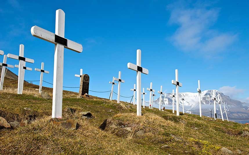 Il est interdit de mourir à Longyearbyen en NorvègeLe petit village isolé de Longyearbyen situé dans la région arctique est un endroit idéal pour ceux qui croient en « l'immortalité », car la mort y est illégale. La terre gelée ne permet pas aux cadavres de se décomposer, c'est pour cette raison que les cimetières locaux n'acceptent plus de nouveaux « clients » depuis 70 ans. Les personnes mourantes seront transférées vers la partie continentale de la Norvège. Les malades n'y seront donc pas emprisonnés en fin de vie.