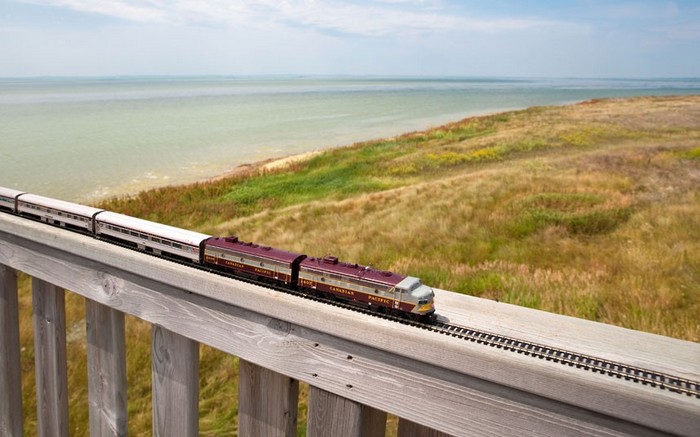 Un photographe traverse le Canada avec son train miniature (10)