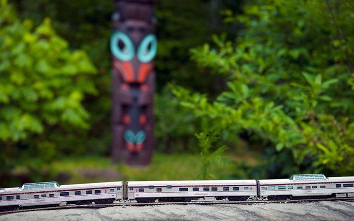 Un photographe traverse le Canada avec son train miniature (4)