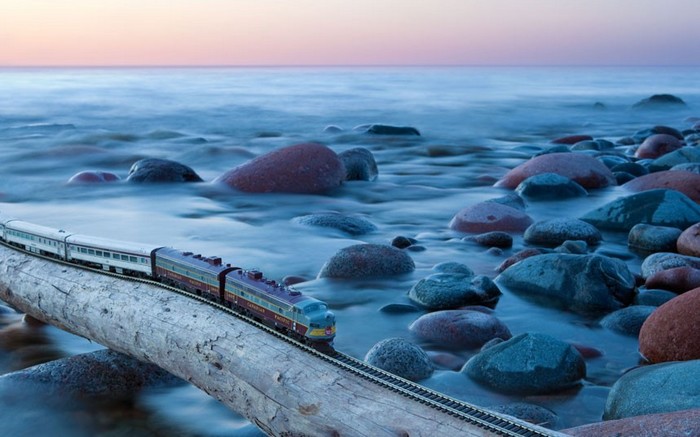 Un photographe traverse le Canada avec son train miniature (6)