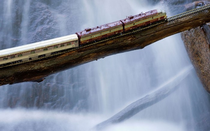 Un photographe traverse le Canada avec son train miniature (7)