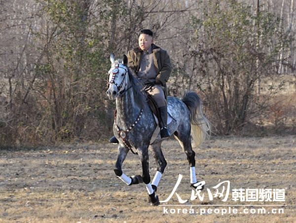 RPDC : Kim Jong-un à cheval lors d’une inspection (2)