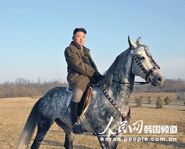RPDC : Kim Jong-un à cheval lors d’une inspection