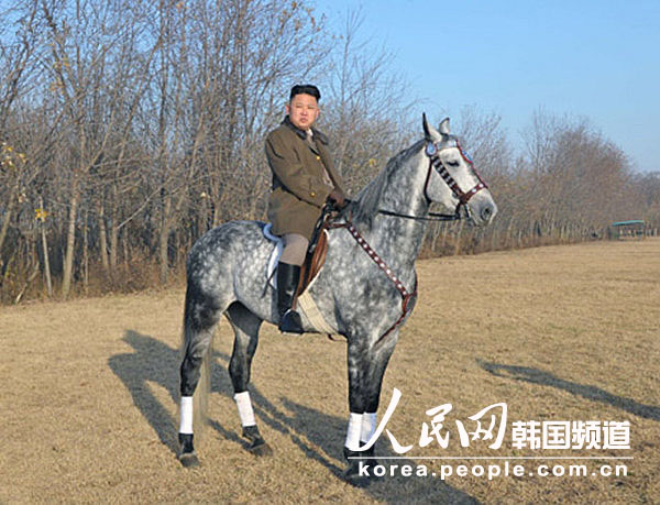 RPDC : Kim Jong-un à cheval lors d’une inspection (4)