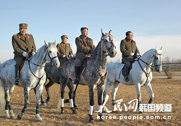 RPDC : Kim Jong-un à cheval lors d’une inspection (6)