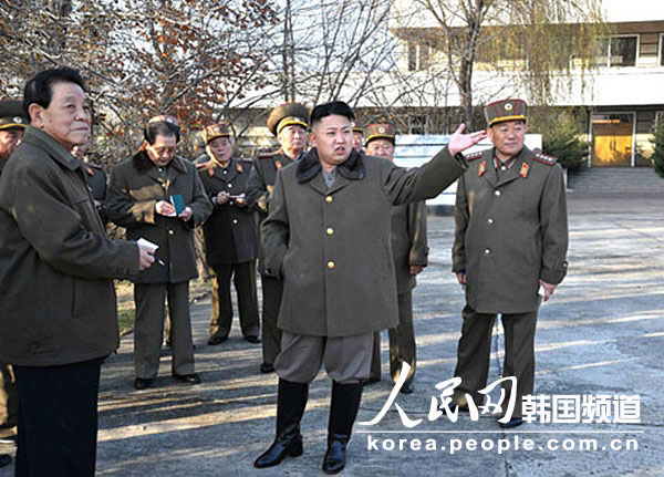 RPDC : Kim Jong-un à cheval lors d’une inspection (9)