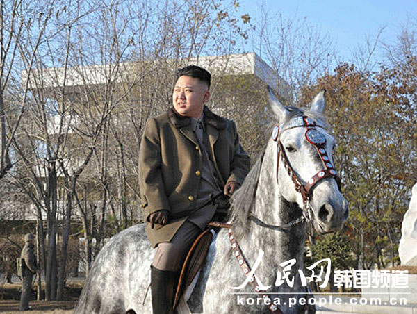 RPDC : Kim Jong-un à cheval lors d’une inspection (5)