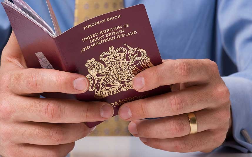 Grande-Bretagne : le passeport appartient à l'EtatUn citoyen britannique doit payer 77,5 livres sterling pour obtenir son passeport. Bien qu'il y ait une photo d'identité du citoyen sur le passeport, celui-ci ne lui appartient pas. Une explication sur le passeport vous rappelle qu'il appartient au gouvernement britannique sous le règne de la reine Elizabeth II.