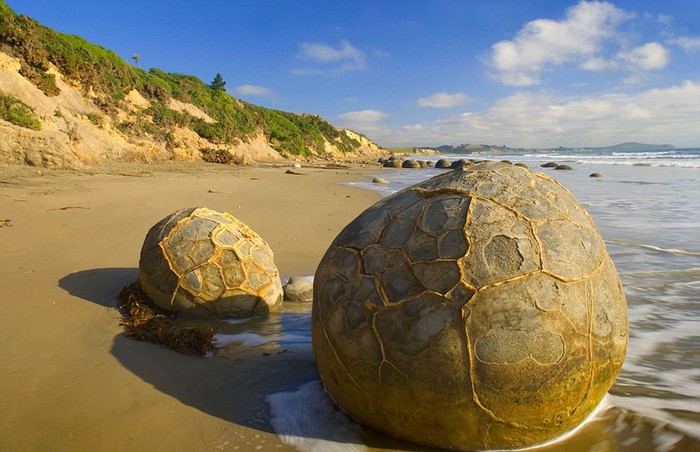 Moeraki Boulders. Ces pierres extraordinaires sont nées au fond de la mer en Nouvelle-Zélande. Après 100 ans d'érosion, ces pierres reposent aujourd'hui sur la plage.