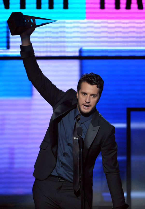 La chanteur américain Luke Bryan remporte le prix du chanteur de country favori lors de la cérémonie de la 40e édition des American Music Awards (AMAs), le 18 novembre 2012 à Los Angeles, aux Etats-Unis.(Photo: Xinhua/AP)