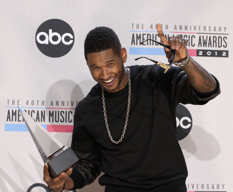 La chanteur américain Usher remporte le prix du chanteur de R&B favori lors de la cérémonie de la 40e édition des American Music Awards (AMAs), le 18 novembre 2012 à Los Angeles, aux Etats-Unis. (Photo: Xinhua/Reuters)