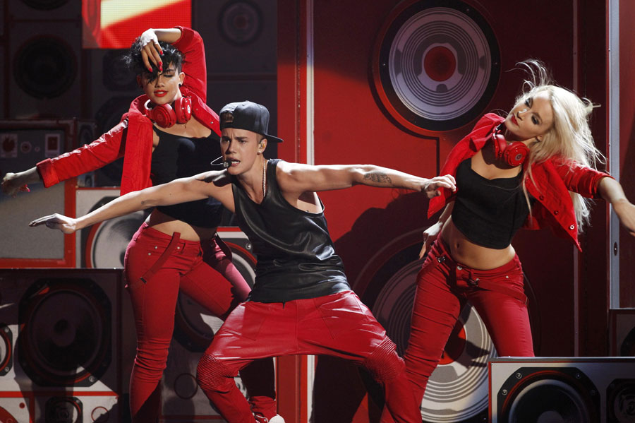 Le chanteur canadien Justin Bieber chante Beauty and a beat lors de la cérémonie de la 40e édition des American Music Awards (AMAs), le 18 novembre 2012 à Los Angeles, aux Etats-Unis. (Photo: Xinhua/Reuters)