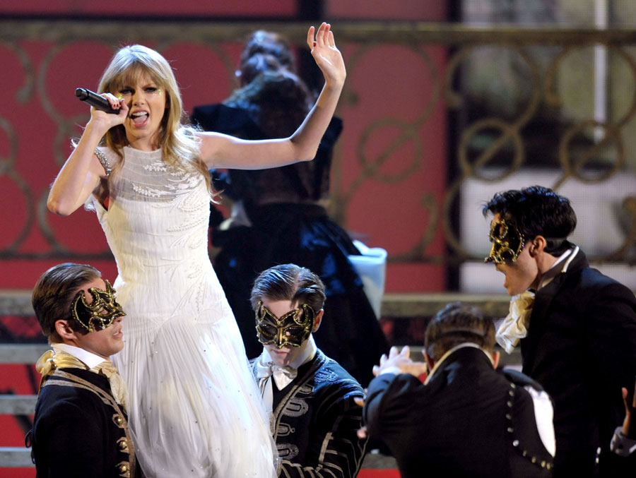 La chanteuse américaine Taylor Swift chante I knew you were trouble lors de la cérémonie de la 40e édition des American Music Awards (AMAs), le 18 novembre 2012 à Los Angeles, aux Etats-Unis.(Photo: Xinhua/AP)