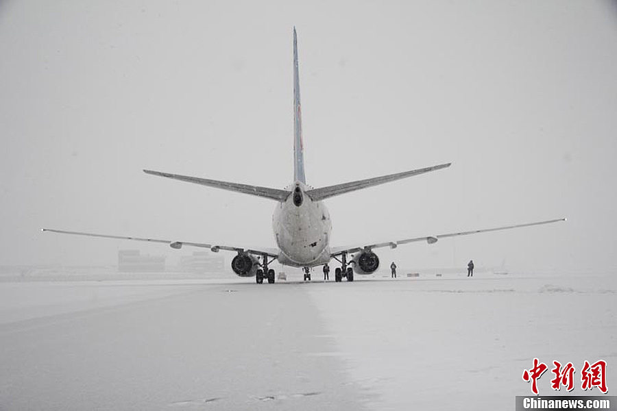 Xinjiang : une vingtaine de vols retardés en raison de la neige (8)