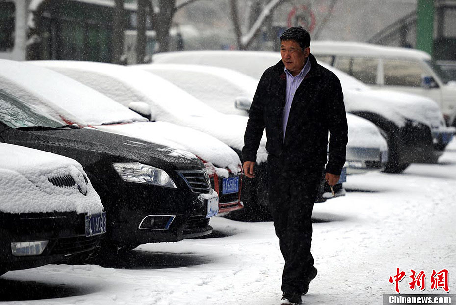 Xinjiang : une vingtaine de vols retardés en raison de la neige (6)
