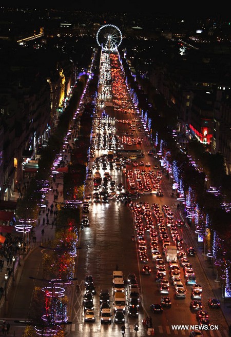 France: illumination des Champs-Elysées pour Noël (3)