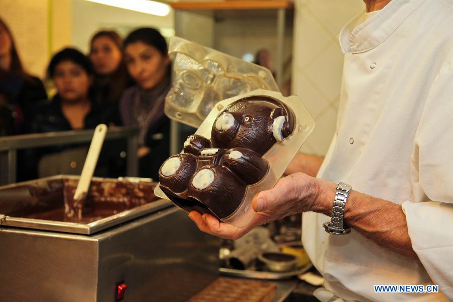 Un employé présente la confection de chocolats au Musée du cacao et du chocolat de Bruxelles, à l'occasion de la semaine du chocolat organisée dans la capitale belge, le 21 novembre 2012. (Photo : Yan Ting)