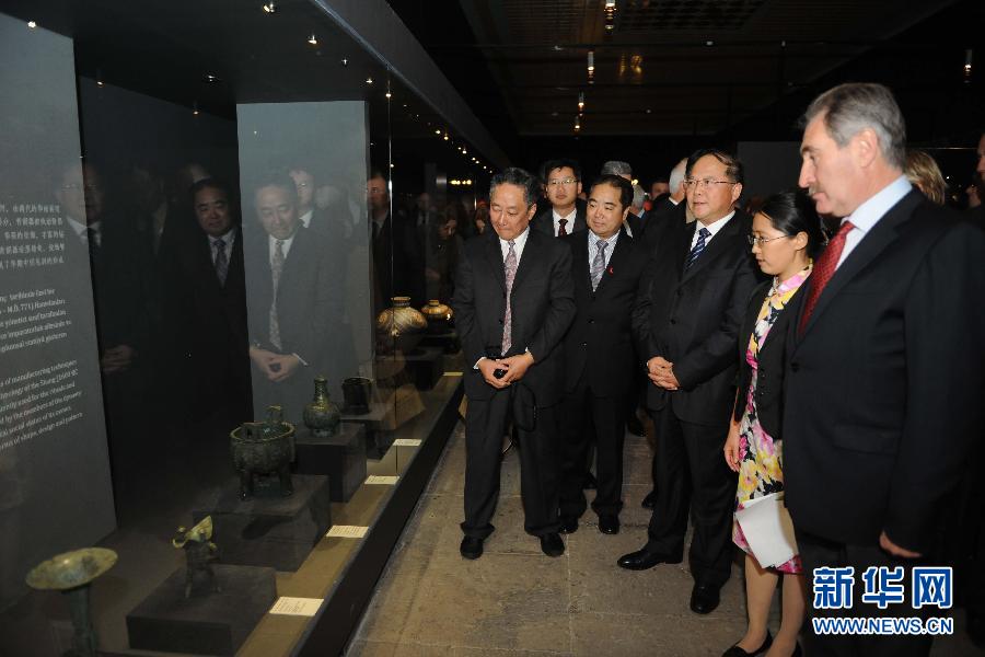Le 20 novembre au musée du Palais de Topkapı à Istanbul, le vice-Ministre culturel chinois Li Xiaojie (au milieu au premier rang) et le Ministre de la Culture et du Tourisme de la Turquie Ertuğrul Günay (à droite au premier rang), accompagnés de nombreux invités, sont présents à l'exposition. (Photo : Ma Yan)